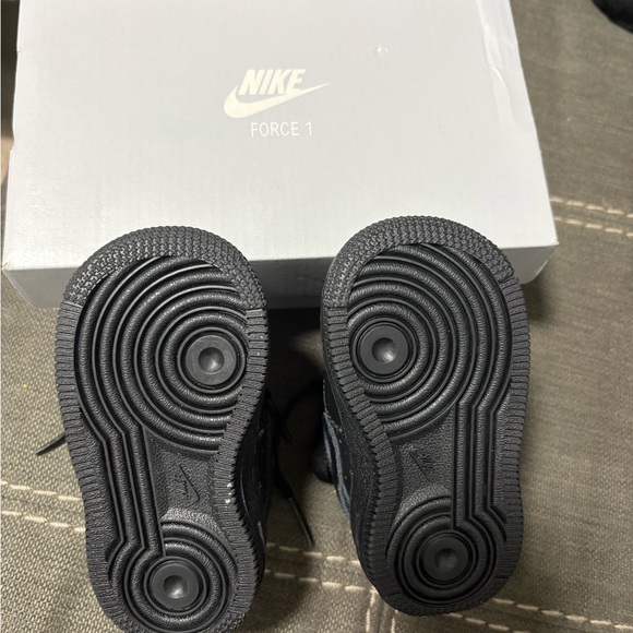Nike Kids All-Black Sneakers - Picture 4 of 5